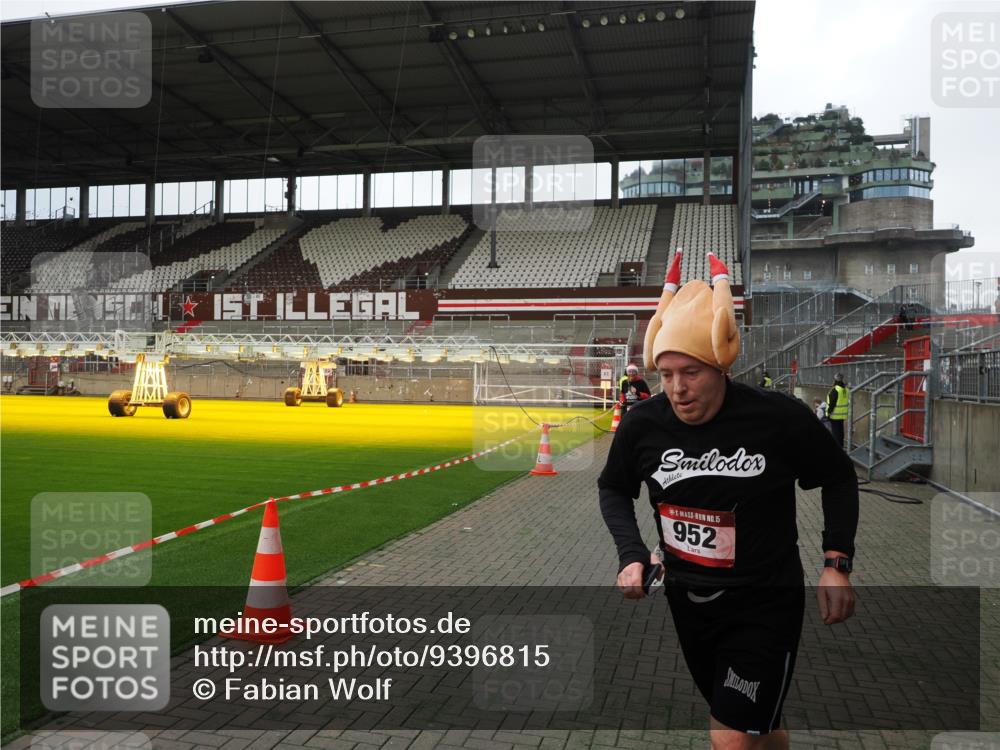 07.12.2025 - St. Pauli X-Mass-Run No. 15 Fabian Wolf http://msf.ph/oto/9396815 07.12.2025 10:41:22 Ziel 259, 575, 1153, 2330, 2331, 2507, 3047, 4617 meine-sportfotos.de