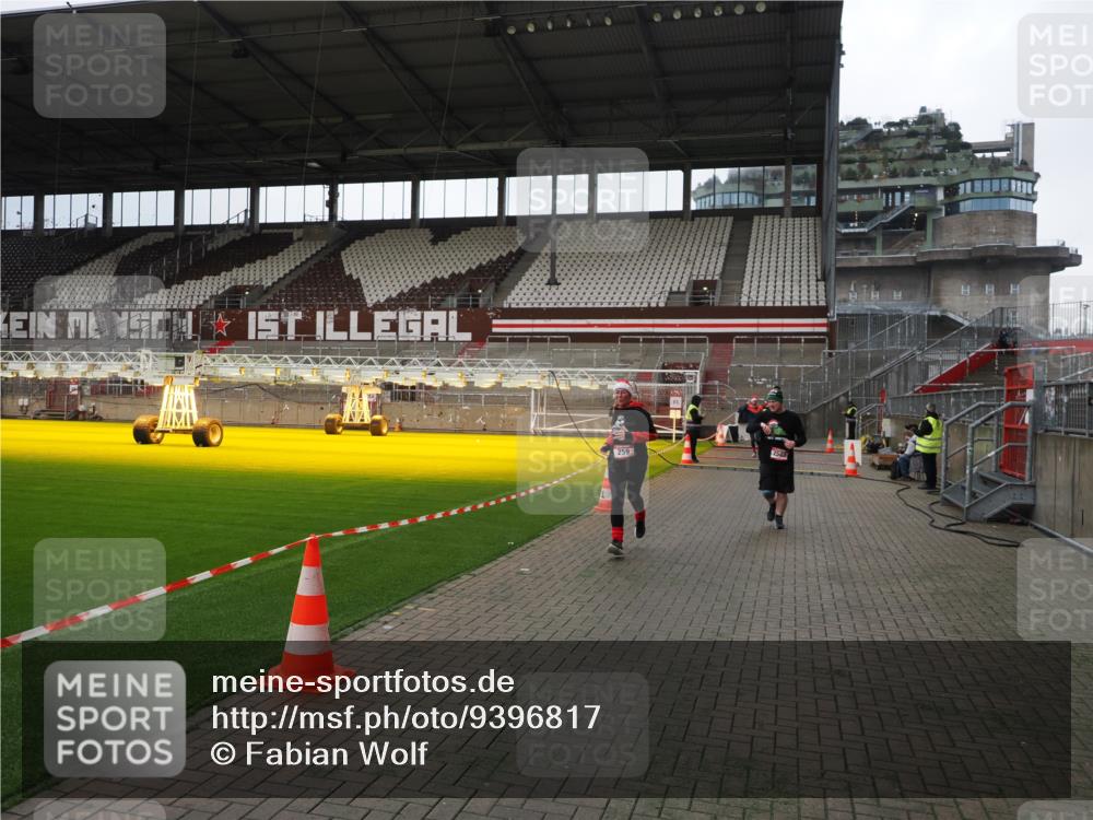 07.12.2025 - St. Pauli X-Mass-Run No. 15 Fabian Wolf http://msf.ph/oto/9396817 07.12.2025 10:41:24 Ziel 259, 575, 1153, 1275, 2330, 2331, 2507, 3047, 3392, 4617 meine-sportfotos.de
