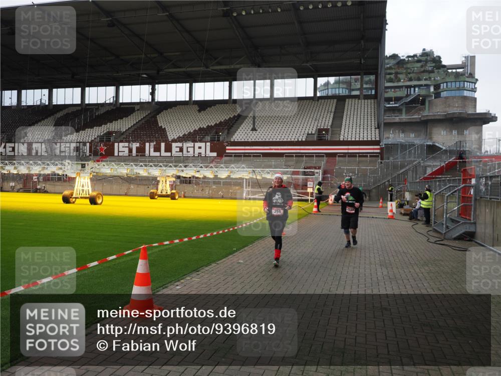 07.12.2025 - St. Pauli X-Mass-Run No. 15 Fabian Wolf http://msf.ph/oto/9396819 07.12.2025 10:41:24 Ziel 259, 575, 1153, 1275, 2330, 2331, 2507, 3047, 3392, 4617 meine-sportfotos.de