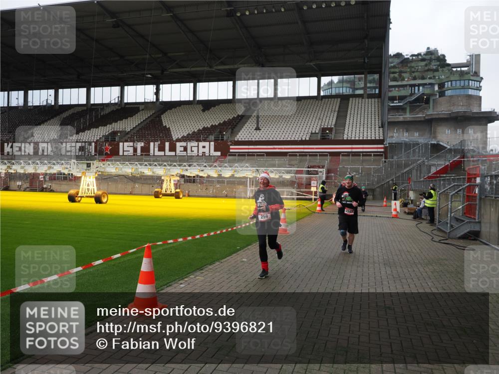 07.12.2025 - St. Pauli X-Mass-Run No. 15 Fabian Wolf http://msf.ph/oto/9396821 07.12.2025 10:41:25 Ziel 259, 575, 1275, 2330, 2331, 2507, 3047, 3392 meine-sportfotos.de