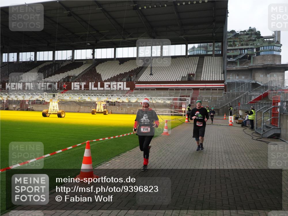 07.12.2025 - St. Pauli X-Mass-Run No. 15 Fabian Wolf http://msf.ph/oto/9396823 07.12.2025 10:41:25 Ziel 259, 575, 1275, 2330, 2331, 2507, 3047, 3392 meine-sportfotos.de