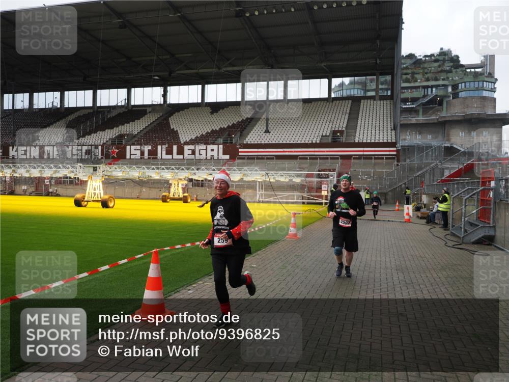 07.12.2025 - St. Pauli X-Mass-Run No. 15 Fabian Wolf http://msf.ph/oto/9396825 07.12.2025 10:41:26 Ziel 259, 575, 1275, 2330, 2331, 2507, 3047, 3392 meine-sportfotos.de