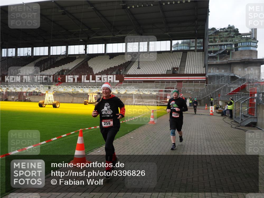 07.12.2025 - St. Pauli X-Mass-Run No. 15 Fabian Wolf http://msf.ph/oto/9396826 07.12.2025 10:41:26 Ziel 259, 575, 1275, 2330, 2331, 2507, 3047, 3392 meine-sportfotos.de