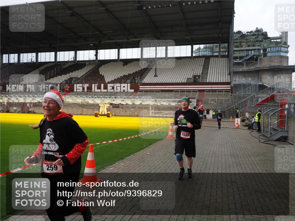 07.12.2025 - St. Pauli X-Mass-Run No. 15 Fabian Wolf http://msf.ph/oto/9396829 07.12.2025 10:41:26 Ziel 259, 575, 1275, 2330, 2331, 2507, 3047, 3392 meine-sportfotos.de