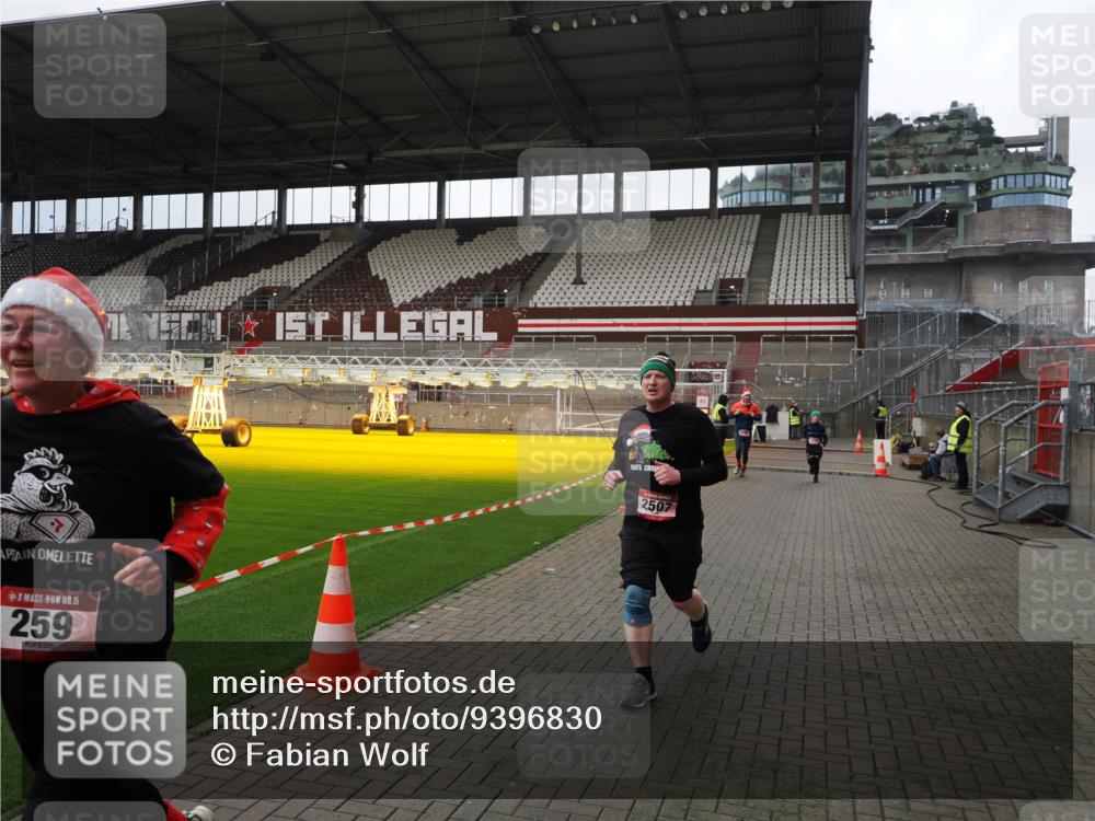 07.12.2025 - St. Pauli X-Mass-Run No. 15 Fabian Wolf http://msf.ph/oto/9396830 07.12.2025 10:41:27 Ziel 259, 575, 1275, 2330, 2331, 2507, 3047, 3392 meine-sportfotos.de