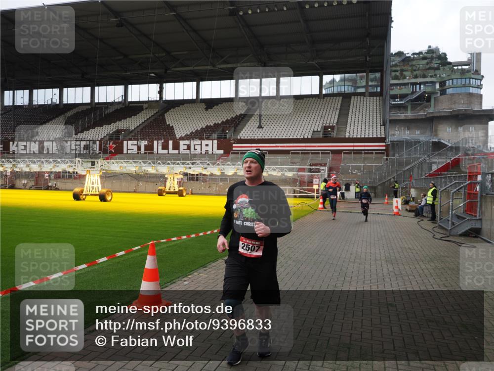 07.12.2025 - St. Pauli X-Mass-Run No. 15 Fabian Wolf http://msf.ph/oto/9396833 07.12.2025 10:41:27 Ziel 259, 575, 1275, 2330, 2331, 2507, 3047, 3392 meine-sportfotos.de