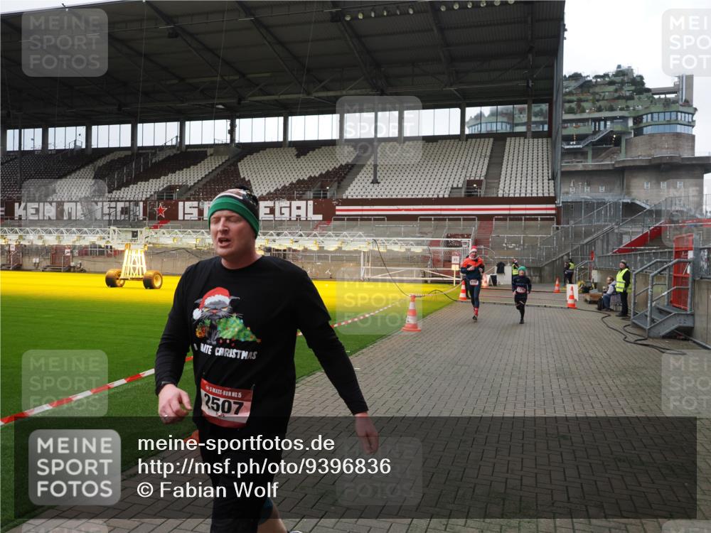 07.12.2025 - St. Pauli X-Mass-Run No. 15 Fabian Wolf http://msf.ph/oto/9396836 07.12.2025 10:41:28 Ziel 259, 575, 1275, 2330, 2331, 2507, 3047, 3392 meine-sportfotos.de