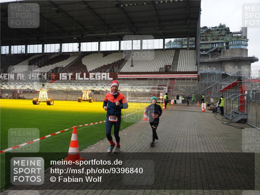 07.12.2025 - St. Pauli X-Mass-Run No. 15 Fabian Wolf http://msf.ph/oto/9396840 07.12.2025 10:41:31 Ziel 259, 1275, 2330, 2331, 2507, 3392 meine-sportfotos.de