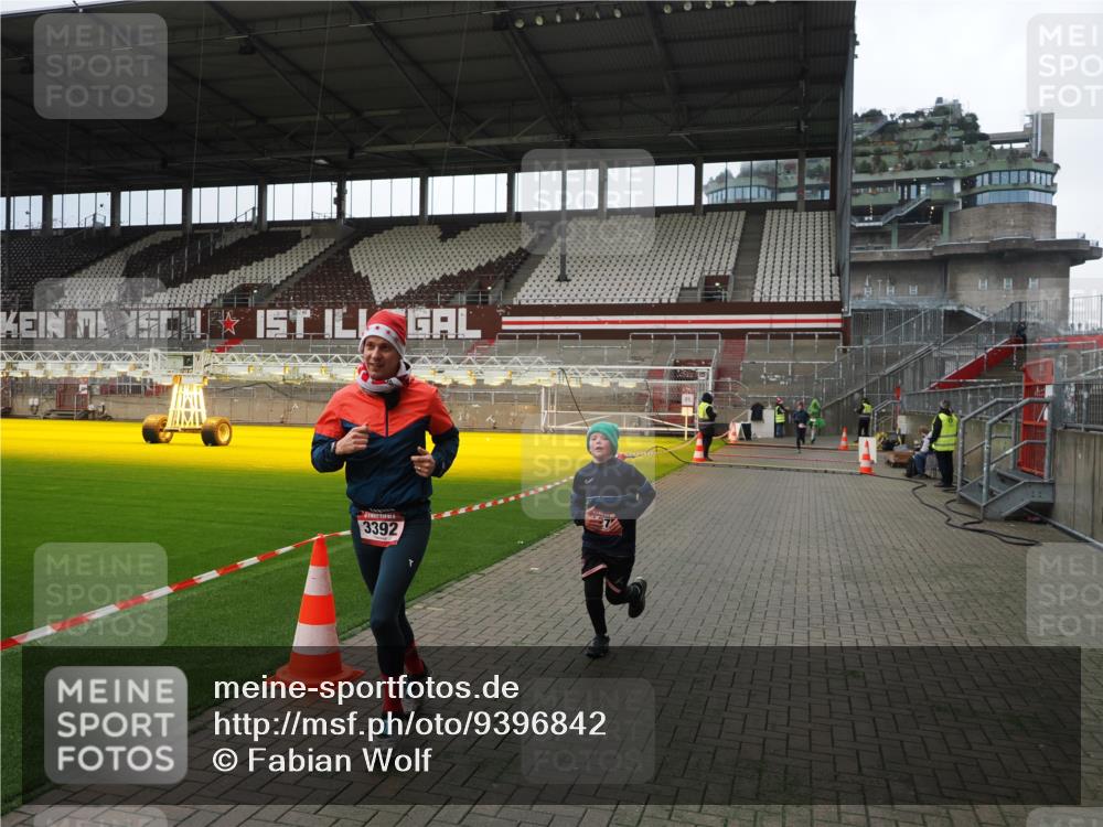 07.12.2025 - St. Pauli X-Mass-Run No. 15 Fabian Wolf http://msf.ph/oto/9396842 07.12.2025 10:41:31 Ziel 259, 1275, 2330, 2331, 2507, 3392 meine-sportfotos.de