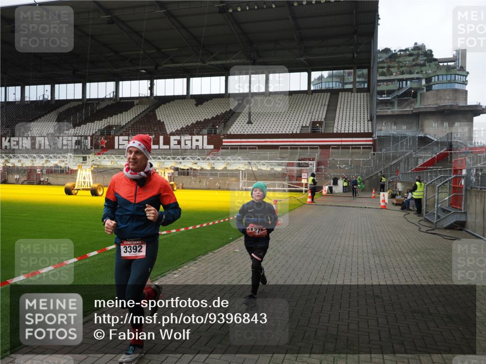 07.12.2025 - St. Pauli X-Mass-Run No. 15 Fabian Wolf http://msf.ph/oto/9396843 07.12.2025 10:41:32 Ziel 259, 1275, 2288, 2330, 2331, 2507, 3392 meine-sportfotos.de