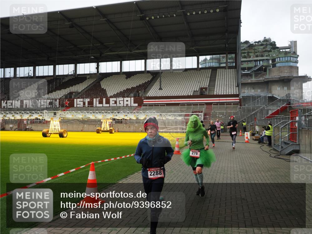 07.12.2025 - St. Pauli X-Mass-Run No. 15 Fabian Wolf http://msf.ph/oto/9396852 07.12.2025 10:41:40 Ziel 141, 279, 322, 1275, 2288, 2563, 3392 meine-sportfotos.de