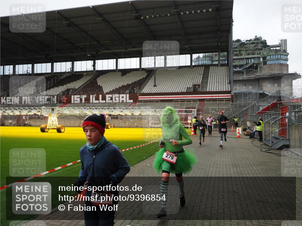07.12.2025 - St. Pauli X-Mass-Run No. 15 Fabian Wolf http://msf.ph/oto/9396854 07.12.2025 10:41:40 Ziel 141, 279, 322, 1275, 2288, 2563, 3392 meine-sportfotos.de