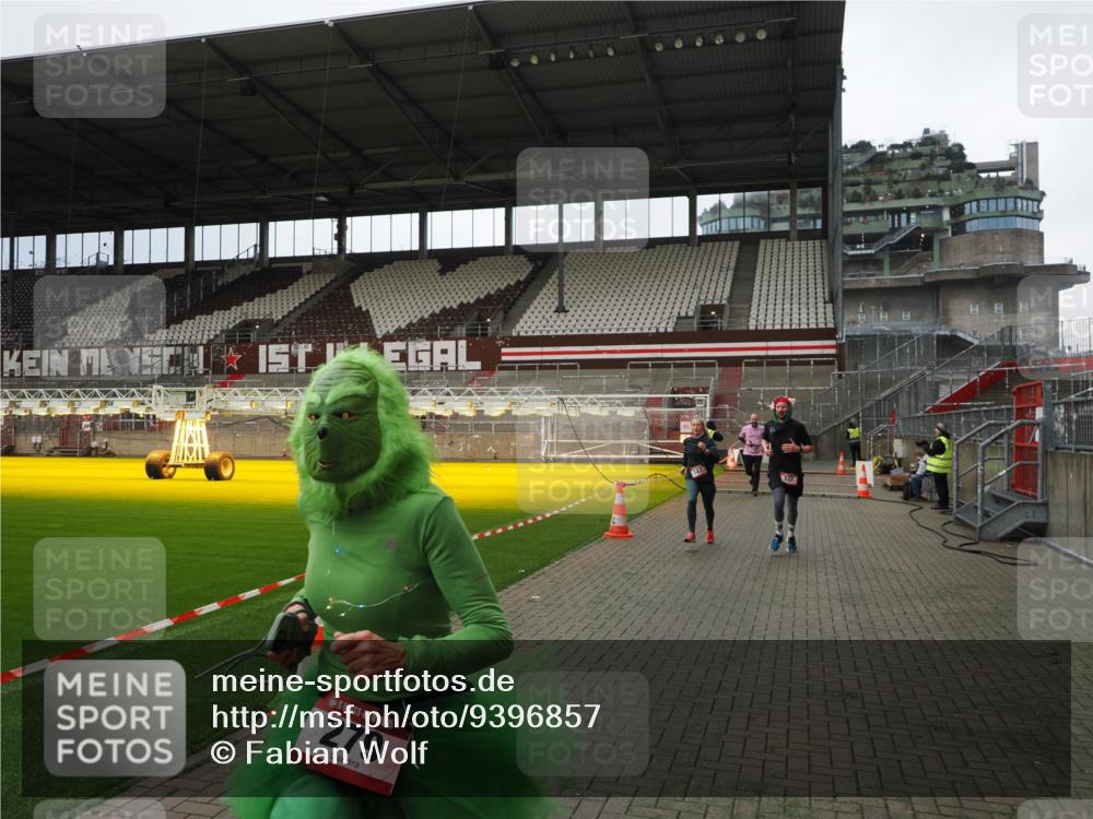 07.12.2025 - St. Pauli X-Mass-Run No. 15 Fabian Wolf http://msf.ph/oto/9396857 07.12.2025 10:41:41 Ziel 141, 279, 322, 1275, 2288, 2563, 3392 meine-sportfotos.de