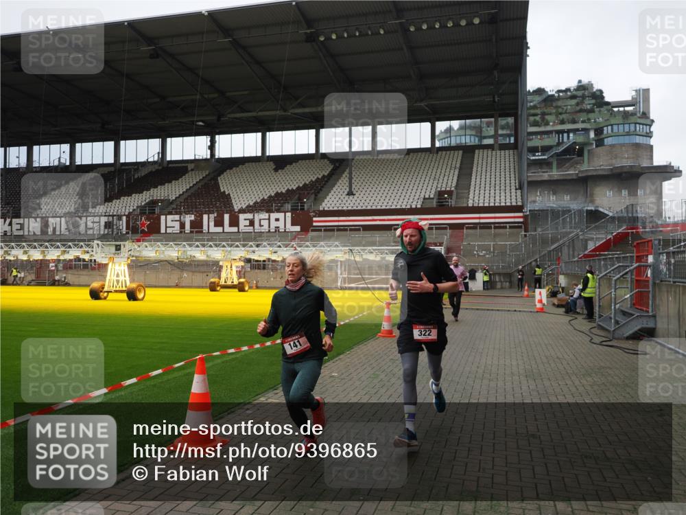 07.12.2025 - St. Pauli X-Mass-Run No. 15 Fabian Wolf http://msf.ph/oto/9396865 07.12.2025 10:41:42 Ziel 141, 279, 322, 1275, 2288, 2563, 3392 meine-sportfotos.de