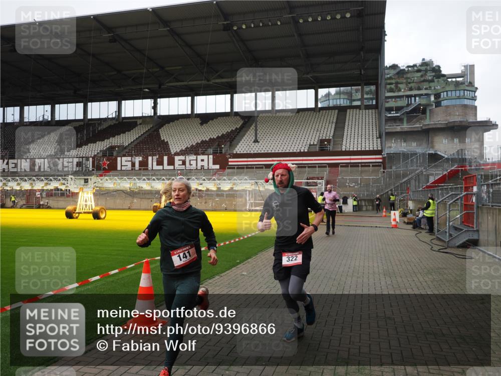 07.12.2025 - St. Pauli X-Mass-Run No. 15 Fabian Wolf http://msf.ph/oto/9396866 07.12.2025 10:41:43 Ziel 141, 279, 322, 1275, 2288, 2563, 3392 meine-sportfotos.de
