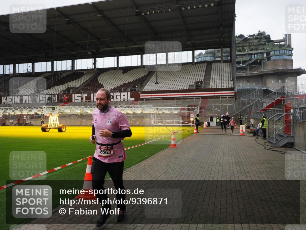 07.12.2025 - St. Pauli X-Mass-Run No. 15 Fabian Wolf http://msf.ph/oto/9396871 07.12.2025 10:41:47 Ziel 141, 279, 322, 1266, 2288, 2563, 2829 meine-sportfotos.de