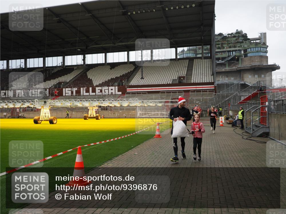 07.12.2025 - St. Pauli X-Mass-Run No. 15 Fabian Wolf http://msf.ph/oto/9396876 07.12.2025 10:41:51 Ziel 141, 279, 322, 1266, 2288, 2563, 2829, 2831 meine-sportfotos.de