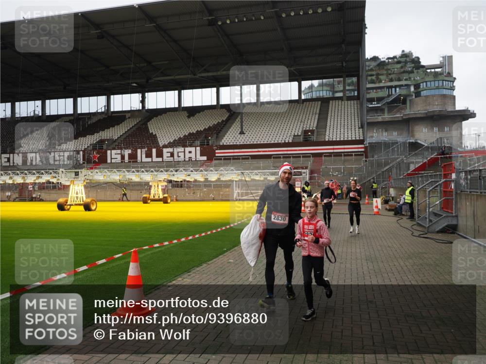 07.12.2025 - St. Pauli X-Mass-Run No. 15 Fabian Wolf http://msf.ph/oto/9396880 07.12.2025 10:41:52 Ziel 141, 279, 322, 1266, 2288, 2563, 2829, 2831 meine-sportfotos.de