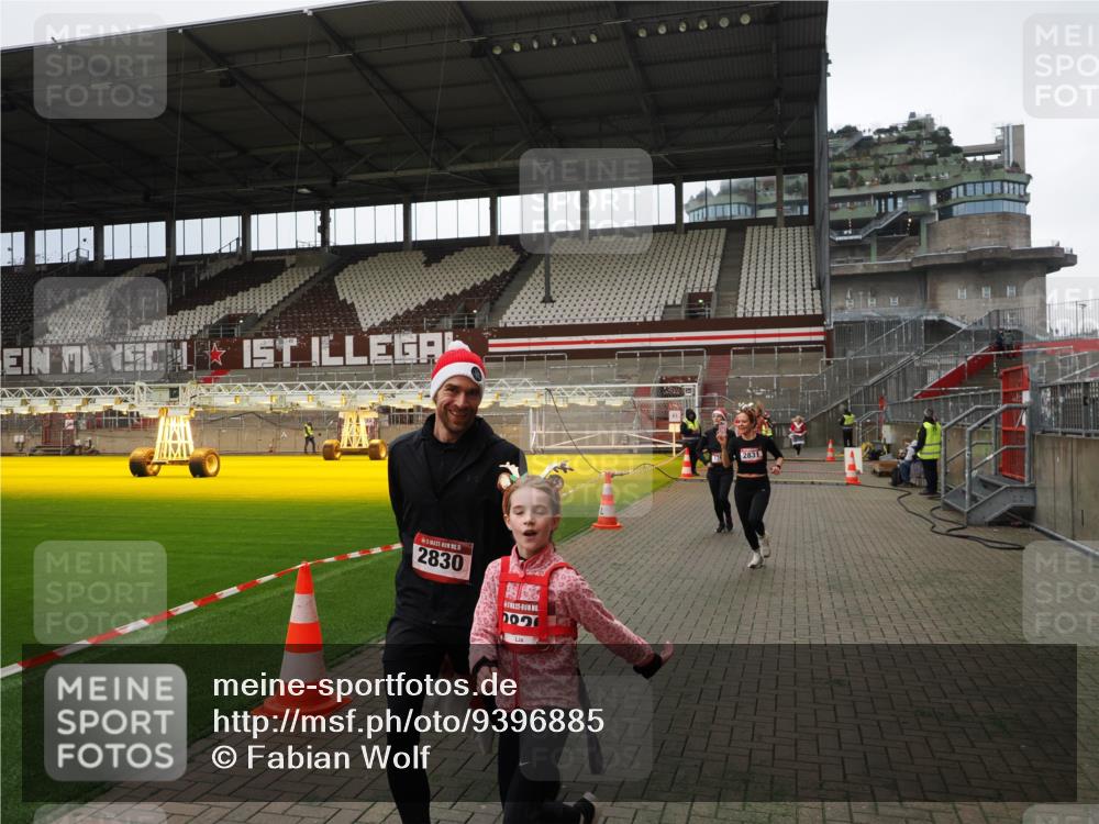 07.12.2025 - St. Pauli X-Mass-Run No. 15 Fabian Wolf http://msf.ph/oto/9396885 07.12.2025 10:41:53 Ziel 141, 279, 322, 1266, 1675, 2563, 2829, 2831 meine-sportfotos.de