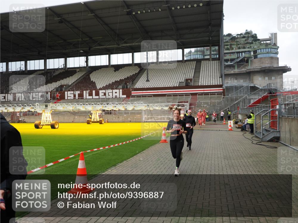 07.12.2025 - St. Pauli X-Mass-Run No. 15 Fabian Wolf http://msf.ph/oto/9396887 07.12.2025 10:41:54 Ziel 141, 279, 322, 1266, 1675, 2563, 2829, 2831 meine-sportfotos.de