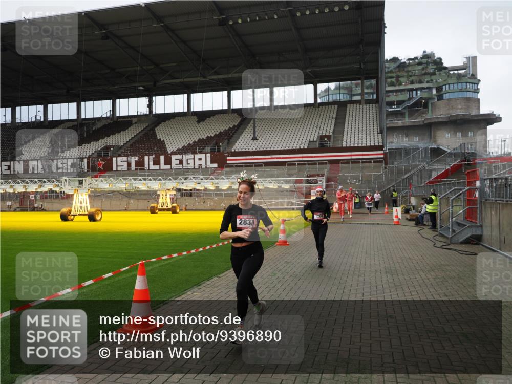 07.12.2025 - St. Pauli X-Mass-Run No. 15 Fabian Wolf http://msf.ph/oto/9396890 07.12.2025 10:41:55 Ziel 141, 322, 1266, 1675, 1676, 2563, 2829, 2831 meine-sportfotos.de