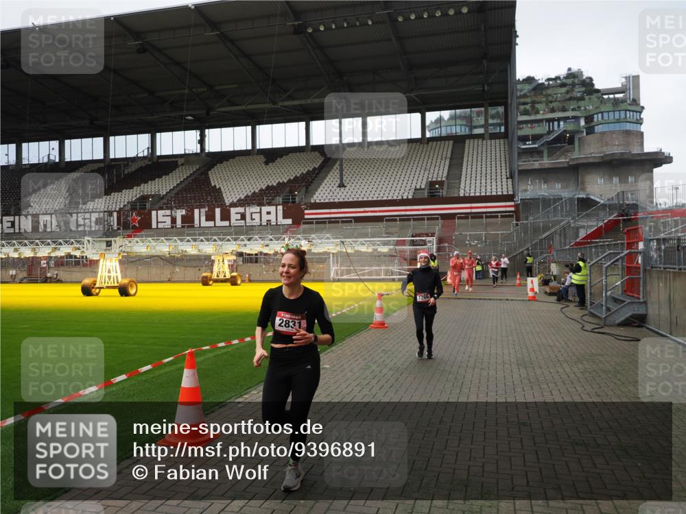 07.12.2025 - St. Pauli X-Mass-Run No. 15 Fabian Wolf http://msf.ph/oto/9396891 07.12.2025 10:41:55 Ziel 141, 322, 1266, 1675, 1676, 2563, 2829, 2831 meine-sportfotos.de