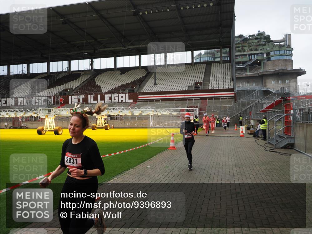 07.12.2025 - St. Pauli X-Mass-Run No. 15 Fabian Wolf http://msf.ph/oto/9396893 07.12.2025 10:41:55 Ziel 141, 322, 1266, 1675, 1676, 2563, 2829, 2831 meine-sportfotos.de