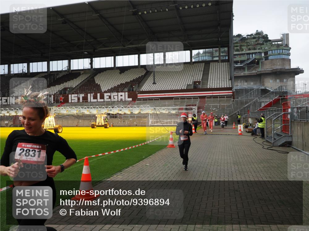07.12.2025 - St. Pauli X-Mass-Run No. 15 Fabian Wolf http://msf.ph/oto/9396894 07.12.2025 10:41:56 Ziel 141, 322, 1266, 1674, 1675, 1676, 2563, 2829, 2831 meine-sportfotos.de