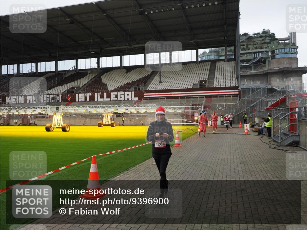 07.12.2025 - St. Pauli X-Mass-Run No. 15 Fabian Wolf http://msf.ph/oto/9396900 07.12.2025 10:41:57 Ziel 141, 322, 1266, 1674, 1675, 1676, 2563, 2829, 2831 meine-sportfotos.de