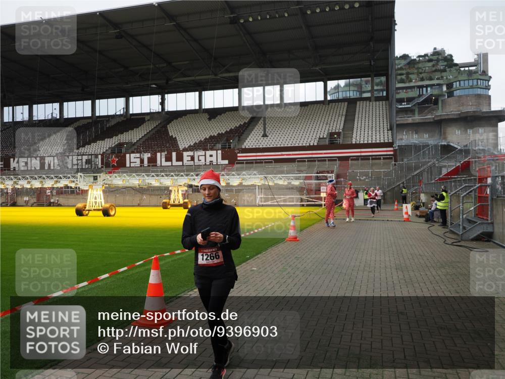 07.12.2025 - St. Pauli X-Mass-Run No. 15 Fabian Wolf http://msf.ph/oto/9396903 07.12.2025 10:41:57 Ziel 141, 322, 1266, 1674, 1675, 1676, 2563, 2829, 2831 meine-sportfotos.de