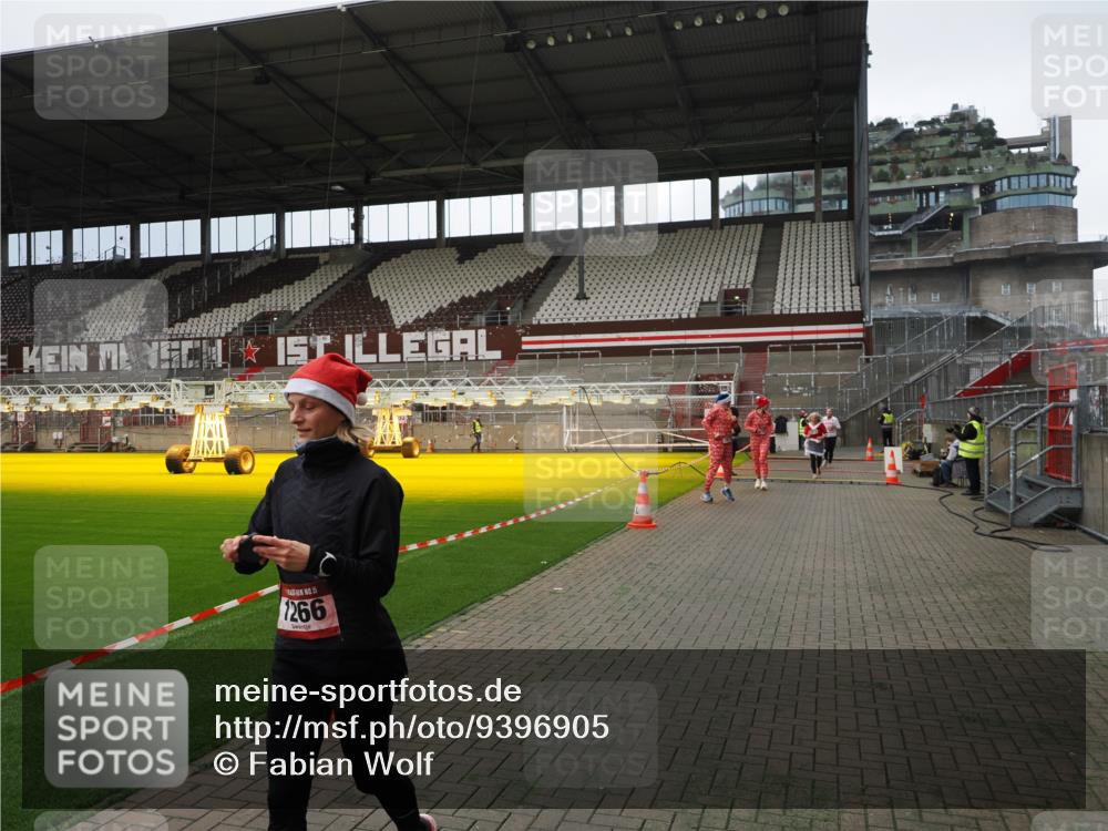 07.12.2025 - St. Pauli X-Mass-Run No. 15 Fabian Wolf http://msf.ph/oto/9396905 07.12.2025 10:41:58 Ziel 141, 322, 968, 1266, 1674, 1675, 1676, 2563, 2829, 2831 meine-sportfotos.de