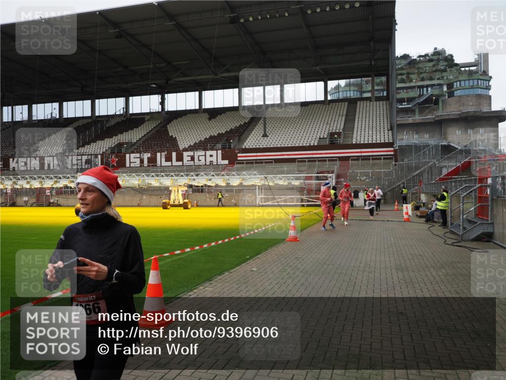 07.12.2025 - St. Pauli X-Mass-Run No. 15 Fabian Wolf http://msf.ph/oto/9396906 07.12.2025 10:41:58 Ziel 141, 322, 968, 1266, 1674, 1675, 1676, 2563, 2829, 2831 meine-sportfotos.de