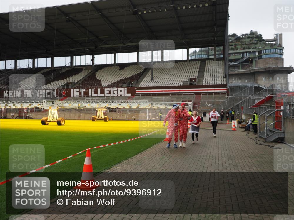 07.12.2025 - St. Pauli X-Mass-Run No. 15 Fabian Wolf http://msf.ph/oto/9396912 07.12.2025 10:42:02 Ziel 968, 1266, 1674, 1675, 1676, 2829, 2831 meine-sportfotos.de