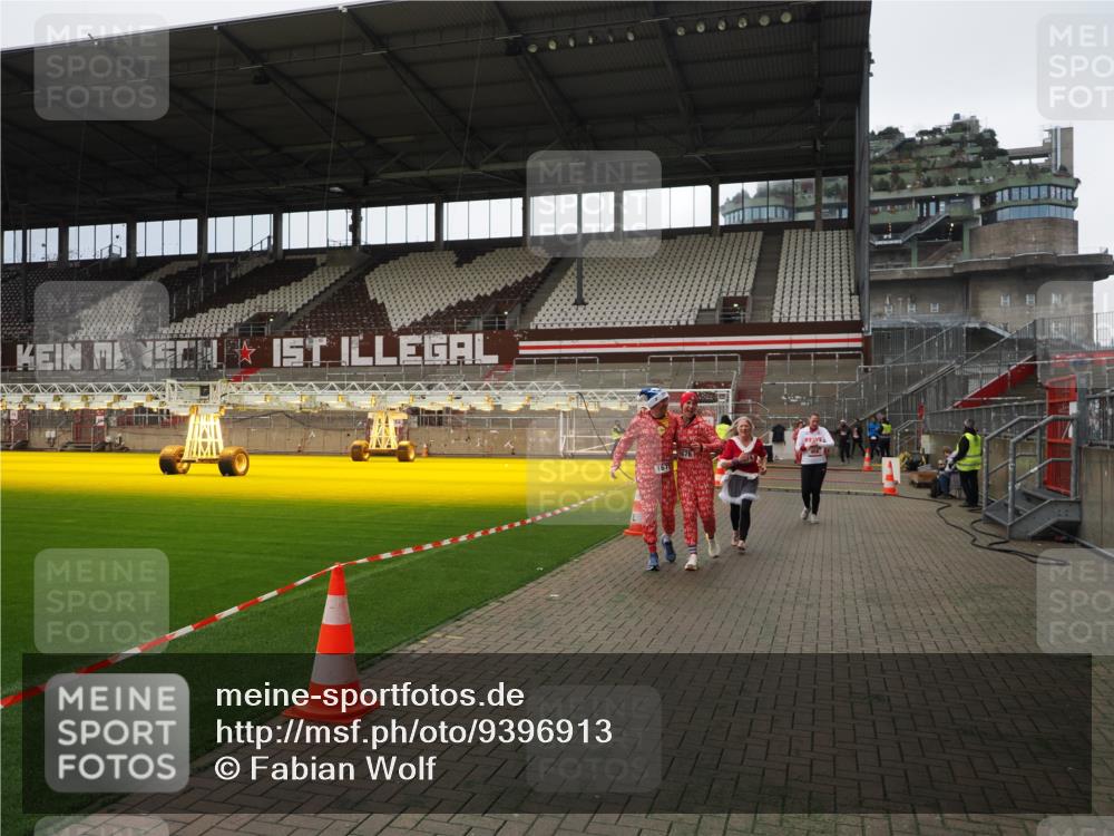 07.12.2025 - St. Pauli X-Mass-Run No. 15 Fabian Wolf http://msf.ph/oto/9396913 07.12.2025 10:42:02 Ziel 968, 1266, 1674, 1675, 1676, 2829, 2831 meine-sportfotos.de