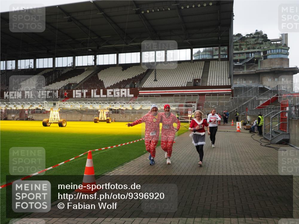 07.12.2025 - St. Pauli X-Mass-Run No. 15 Fabian Wolf http://msf.ph/oto/9396920 07.12.2025 10:42:04 Ziel 968, 1266, 1674, 1675, 1676, 2829, 2831 meine-sportfotos.de