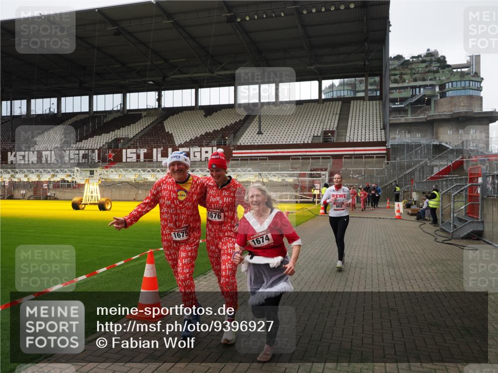 07.12.2025 - St. Pauli X-Mass-Run No. 15 Fabian Wolf http://msf.ph/oto/9396927 07.12.2025 10:42:05 Ziel 968, 1266, 1674, 1675, 1676, 2829, 2831, 4045, 4046 meine-sportfotos.de