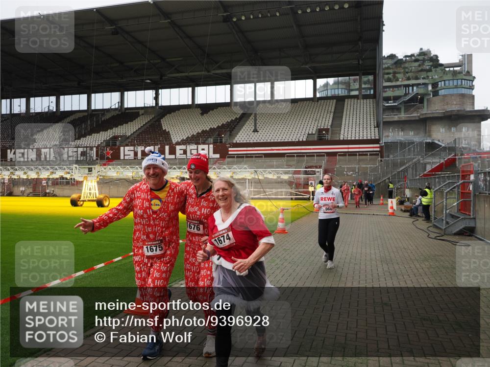 07.12.2025 - St. Pauli X-Mass-Run No. 15 Fabian Wolf http://msf.ph/oto/9396928 07.12.2025 10:42:05 Ziel 968, 1266, 1674, 1675, 1676, 2829, 2831, 4045, 4046 meine-sportfotos.de
