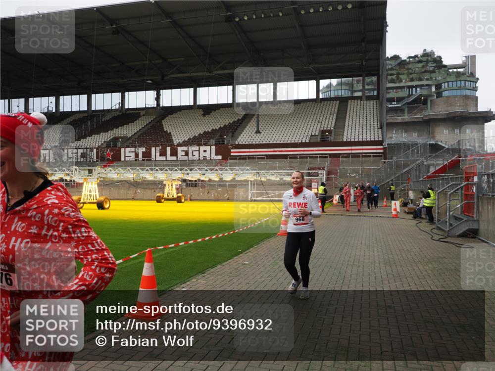 07.12.2025 - St. Pauli X-Mass-Run No. 15 Fabian Wolf http://msf.ph/oto/9396932 07.12.2025 10:42:06 Ziel 968, 1266, 1674, 1675, 1676, 2829, 2831, 4045, 4046, 4441 meine-sportfotos.de