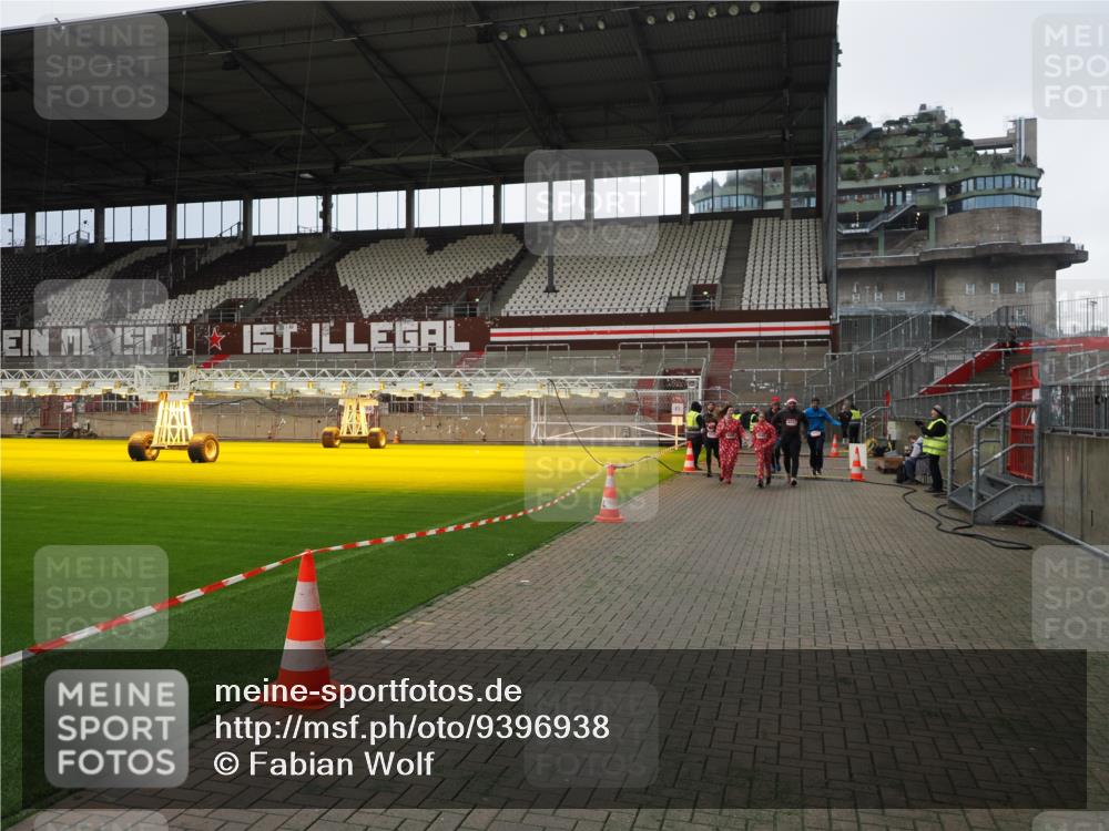 07.12.2025 - St. Pauli X-Mass-Run No. 15 Fabian Wolf http://msf.ph/oto/9396938 07.12.2025 10:42:08 Ziel 968, 1674, 1675, 1676, 2261, 2831, 3042, 4045, 4046, 4441, 4622 meine-sportfotos.de