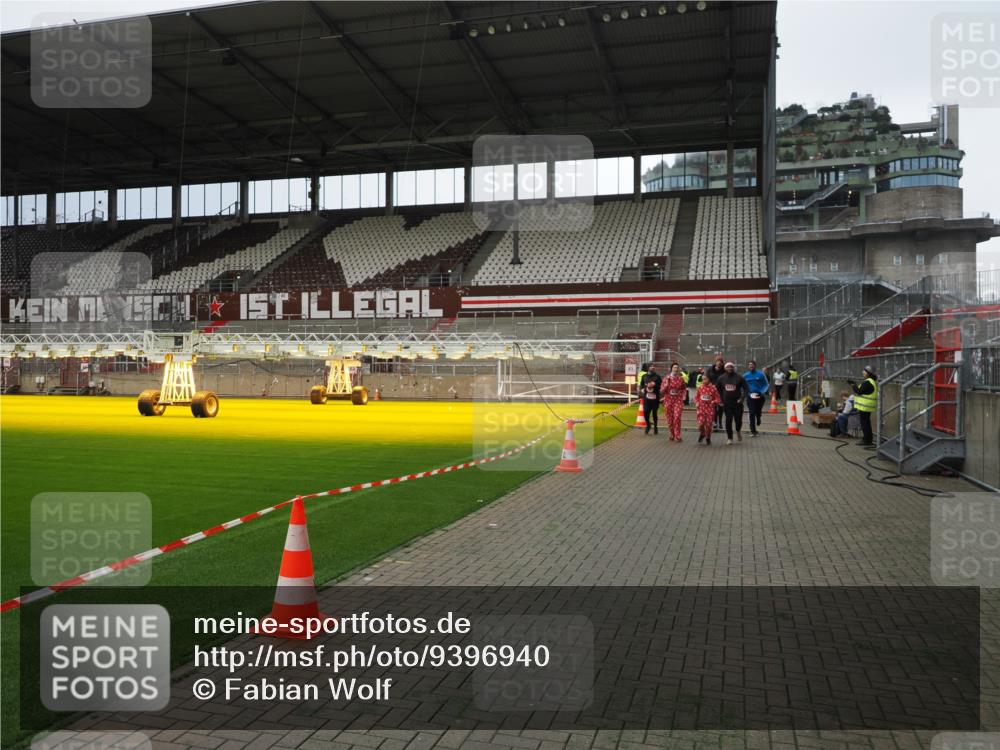 07.12.2025 - St. Pauli X-Mass-Run No. 15 Fabian Wolf http://msf.ph/oto/9396940 07.12.2025 10:42:09 Ziel 968, 1674, 1675, 1676, 2261, 2831, 3042, 4045, 4046, 4441, 4622 meine-sportfotos.de