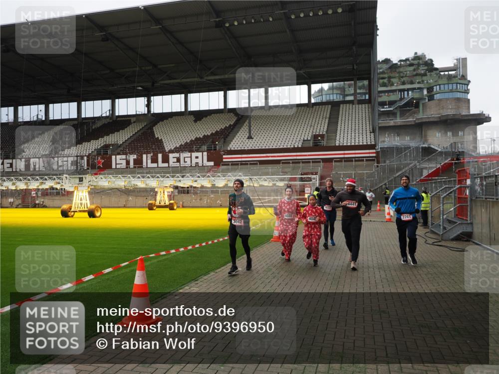07.12.2025 - St. Pauli X-Mass-Run No. 15 Fabian Wolf http://msf.ph/oto/9396950 07.12.2025 10:42:13 Ziel 116, 968, 1438, 1674, 1675, 1676, 2261, 3042, 4045, 4046, 4441, 4622 meine-sportfotos.de