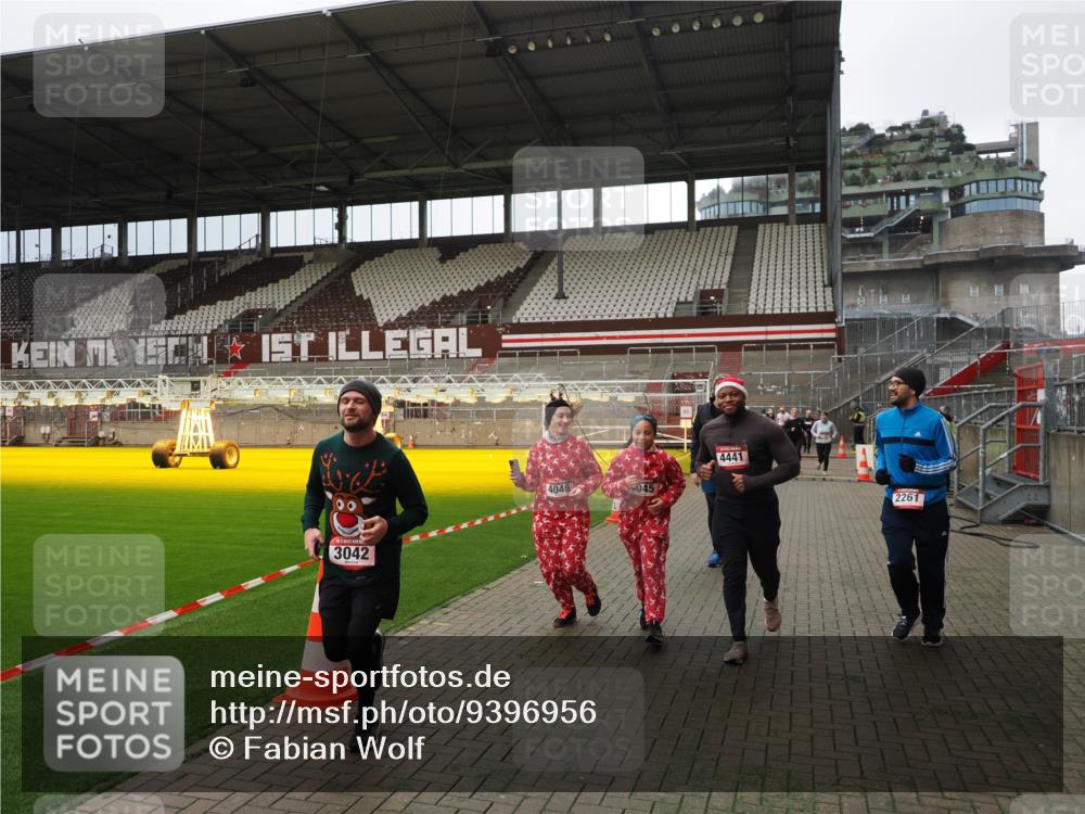 07.12.2025 - St. Pauli X-Mass-Run No. 15 Fabian Wolf http://msf.ph/oto/9396956 07.12.2025 10:42:14 Ziel 116, 968, 1438, 1674, 1676, 2261, 3042, 4045, 4046, 4441, 4622 meine-sportfotos.de