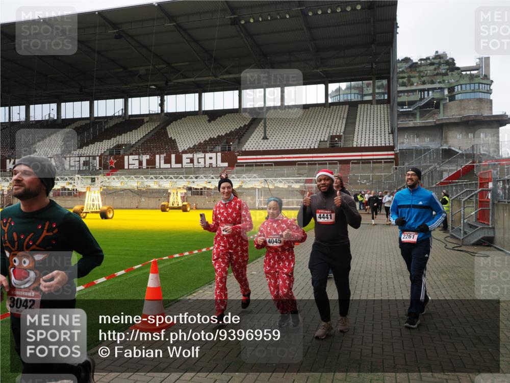 07.12.2025 - St. Pauli X-Mass-Run No. 15 Fabian Wolf http://msf.ph/oto/9396959 07.12.2025 10:42:15 Ziel 116, 968, 1438, 1674, 1676, 2261, 3042, 4045, 4046, 4441, 4622 meine-sportfotos.de