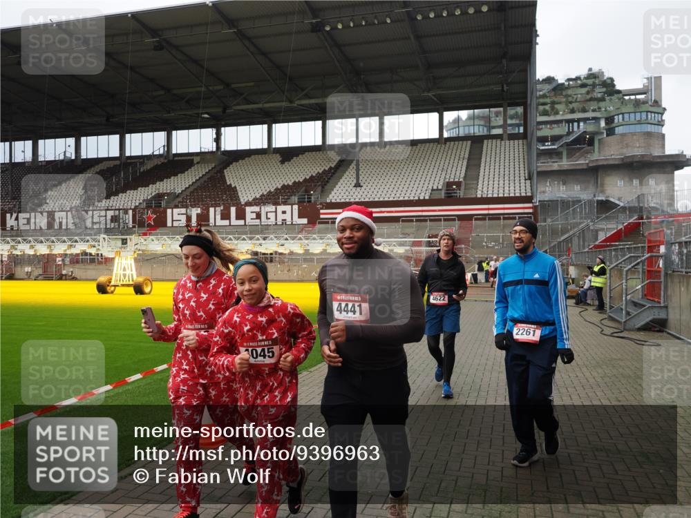 07.12.2025 - St. Pauli X-Mass-Run No. 15 Fabian Wolf http://msf.ph/oto/9396963 07.12.2025 10:42:16 Ziel 116, 968, 1438, 1674, 2261, 3042, 4045, 4046, 4441, 4622 meine-sportfotos.de