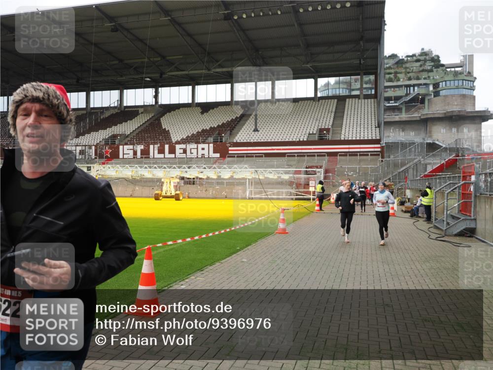 07.12.2025 - St. Pauli X-Mass-Run No. 15 Fabian Wolf http://msf.ph/oto/9396976 07.12.2025 10:42:18 Ziel 116, 968, 1438, 2261, 2931, 3042, 3399, 4045, 4046, 4441, 4622 meine-sportfotos.de