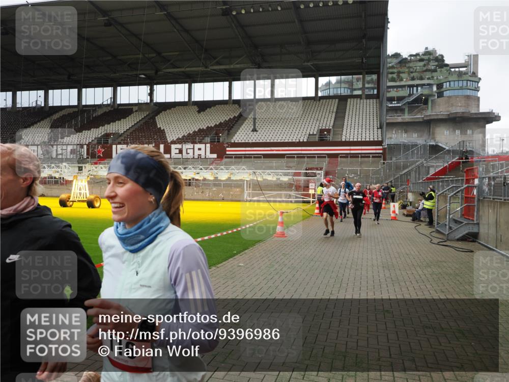 07.12.2025 - St. Pauli X-Mass-Run No. 15 Fabian Wolf http://msf.ph/oto/9396986 07.12.2025 10:42:22 Ziel 116, 563, 1272, 1438, 2013, 2157, 2261, 2722, 2931, 3042, 3399, 4045, 4046, 4441, 4622 meine-sportfotos.de