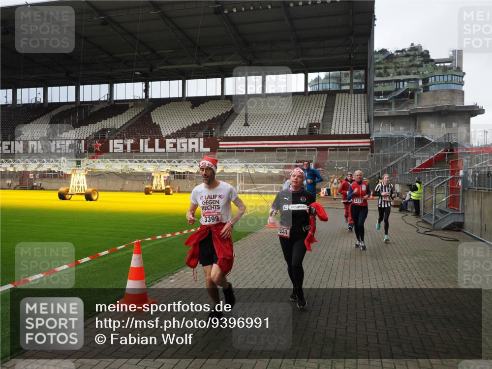 07.12.2025 - St. Pauli X-Mass-Run No. 15 Fabian Wolf http://msf.ph/oto/9396991 07.12.2025 10:42:25 Ziel 116, 563, 1272, 1438, 2013, 2157, 2261, 2722, 2931, 3042, 3399, 4045, 4046, 4441, 4622 meine-sportfotos.de