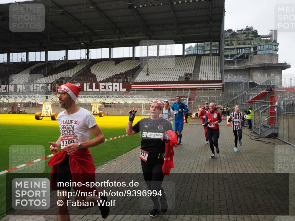 07.12.2025 - St. Pauli X-Mass-Run No. 15 Fabian Wolf http://msf.ph/oto/9396994 07.12.2025 10:42:26 Ziel 116, 563, 1272, 1358, 1438, 2012, 2013, 2157, 2261, 2722, 2931, 3042, 3399, 4441, 4622 meine-sportfotos.de