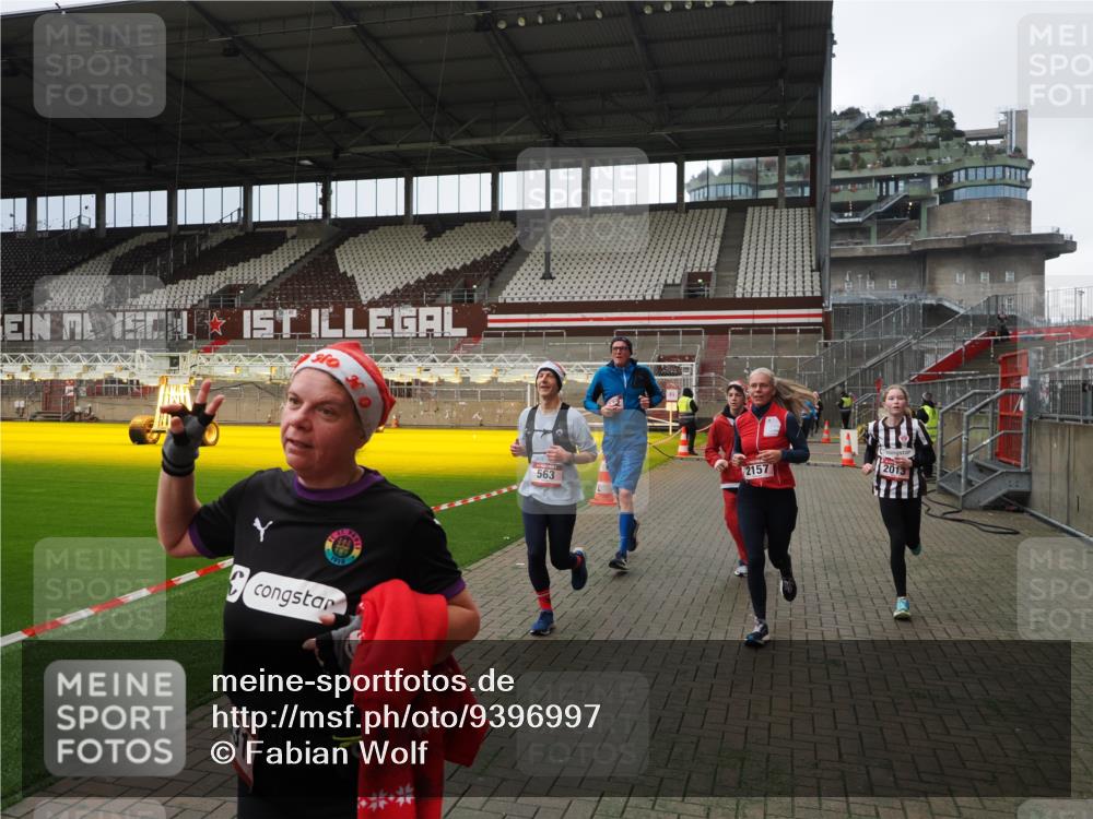 07.12.2025 - St. Pauli X-Mass-Run No. 15 Fabian Wolf http://msf.ph/oto/9396997 07.12.2025 10:42:26 Ziel 116, 563, 1272, 1358, 1438, 2012, 2013, 2157, 2261, 2722, 2931, 3042, 3399, 4441, 4622 meine-sportfotos.de