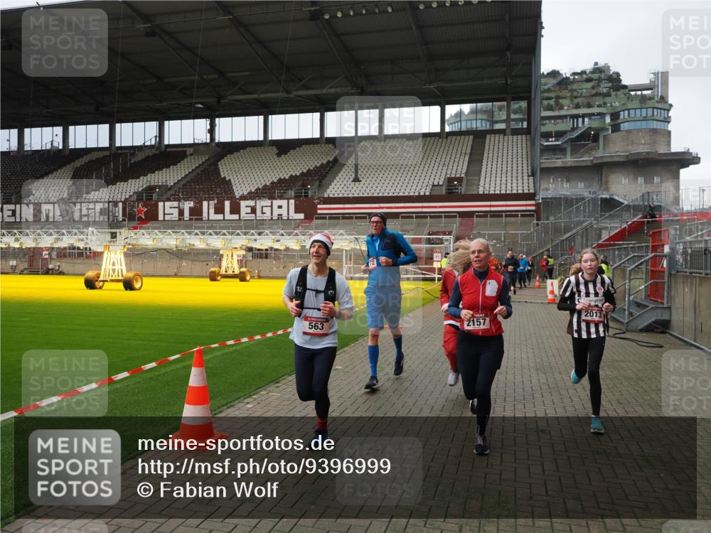 07.12.2025 - St. Pauli X-Mass-Run No. 15 Fabian Wolf http://msf.ph/oto/9396999 07.12.2025 10:42:27 Ziel 116, 563, 1272, 1358, 1434, 1438, 2012, 2013, 2157, 2261, 2722, 2931, 3042, 3399, 4622 meine-sportfotos.de